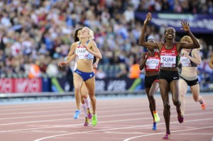 Lynsey Sharp crosses the line to claim silver