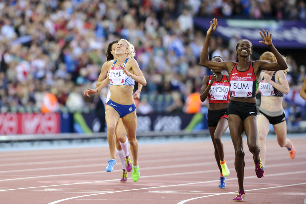 Lynsey Sharp crosses the line to claim silver